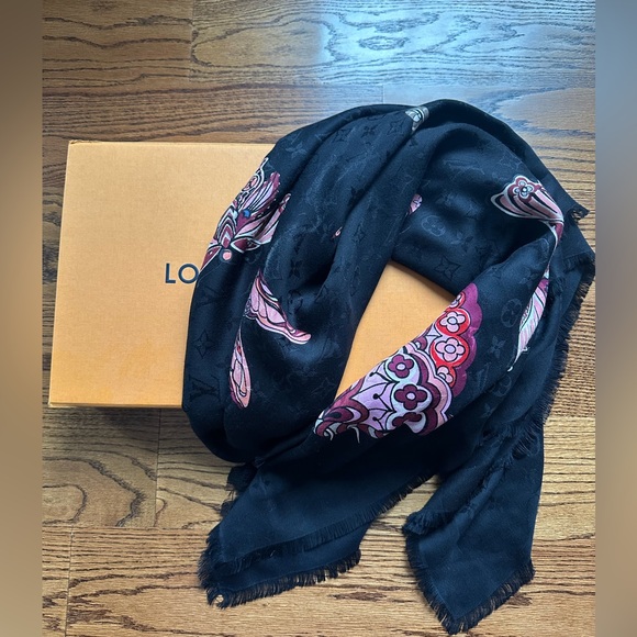 Louis Vuitton World Of Love Monogram Shawl Noir - Picture 4 of 9